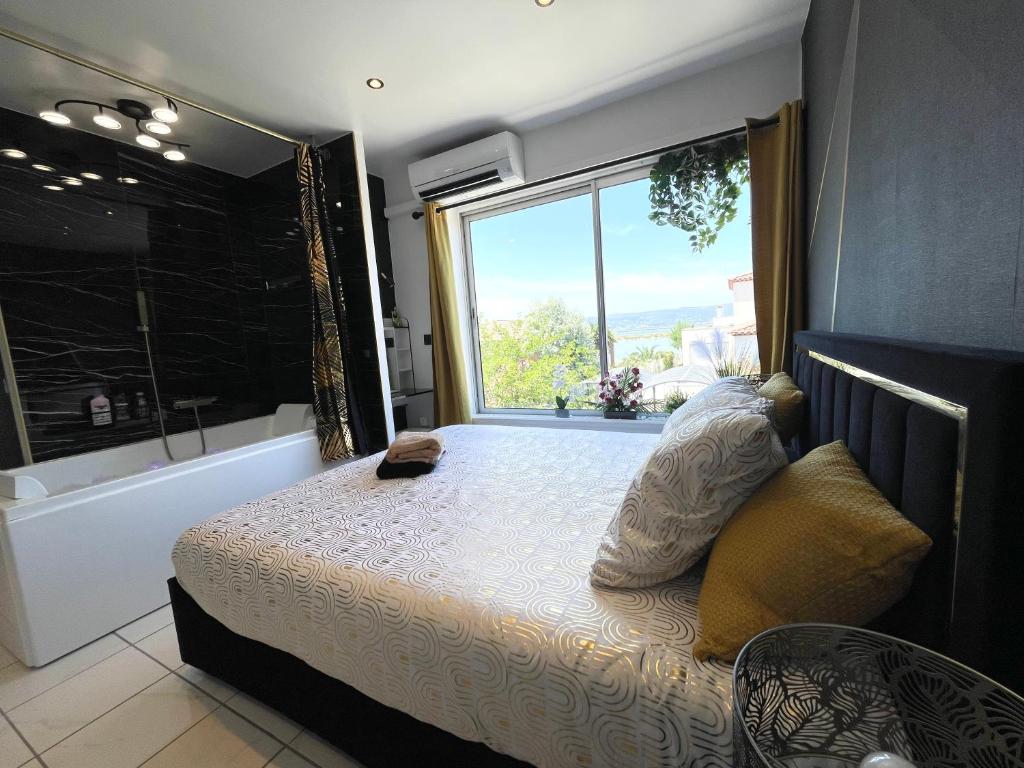 Postel nebo postele na pokoji v ubytování Luxury Beach Room
