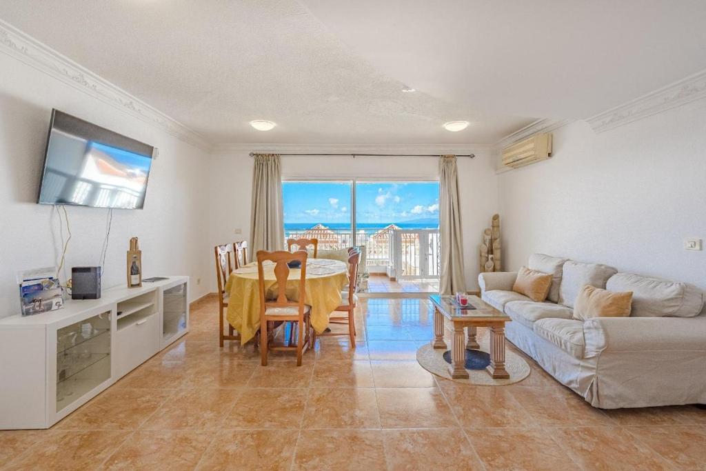 ein Wohnzimmer mit Sofa und Tisch in der Unterkunft Tantulia bungalow El Conde 2 rooms in Adeje