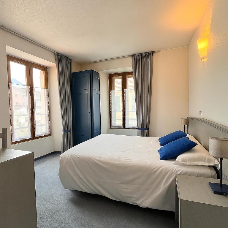 Postel nebo postele na pokoji v ubytování Hôtel de Genève et Restaurant , Faverges-Seythenex