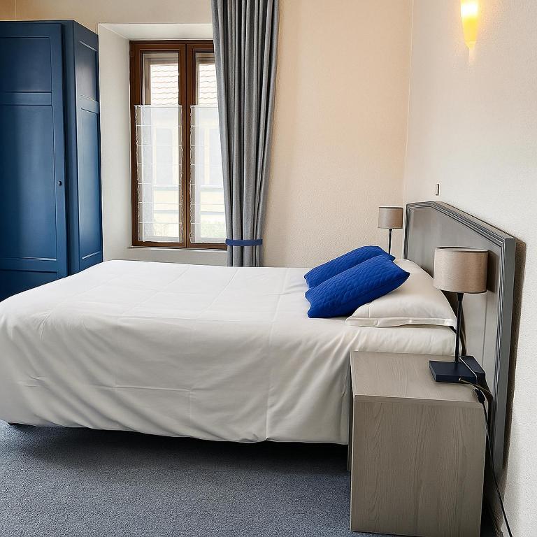 Postel nebo postele na pokoji v ubytování Hôtel de Genève et Restaurant , Faverges-Seythenex