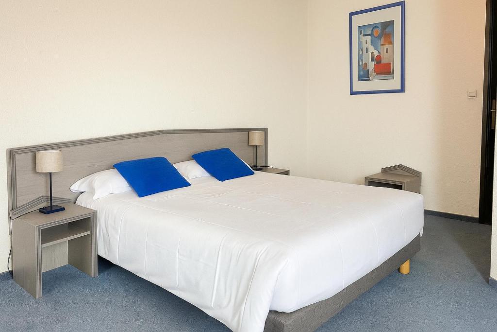 Postel nebo postele na pokoji v ubytování Hôtel de Genève et Restaurant , Faverges-Seythenex