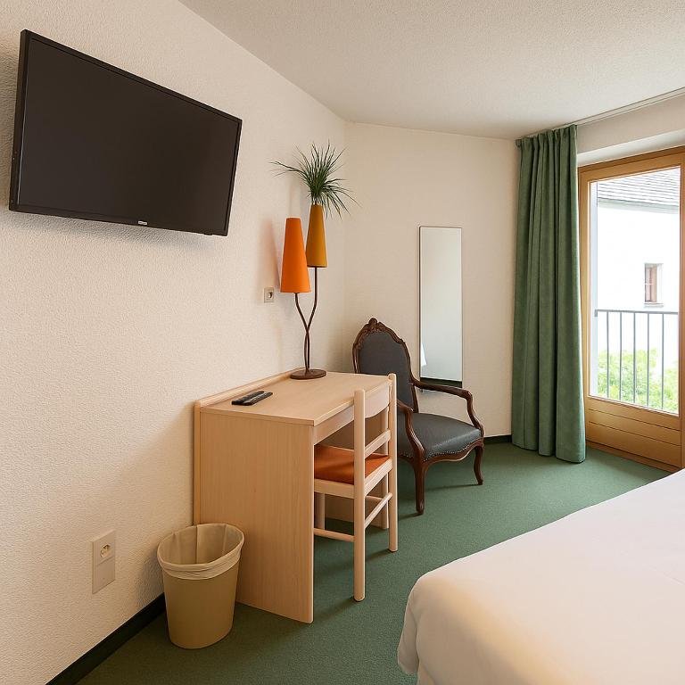 TV a/nebo společenská místnost v ubytování Hôtel de Genève et Restaurant , Faverges-Seythenex