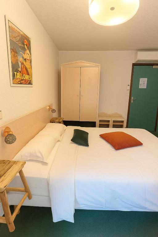 Postel nebo postele na pokoji v ubytování Hôtel de Genève et Restaurant , Faverges-Seythenex