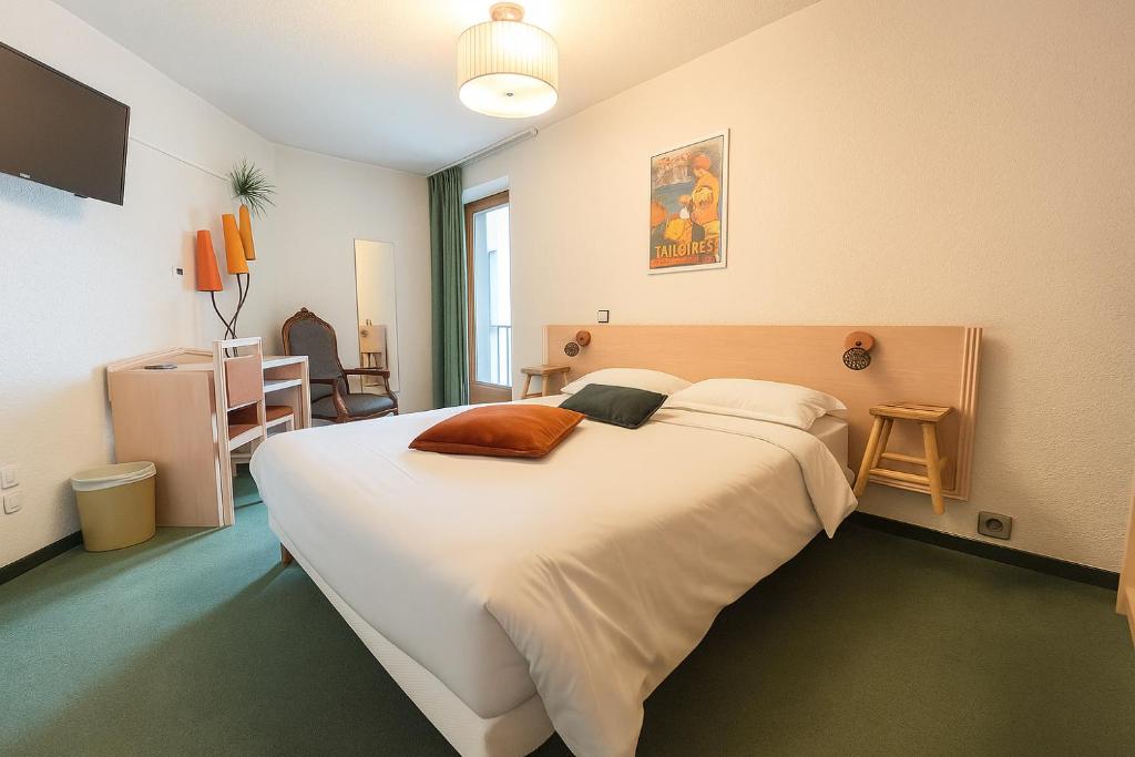 Postel nebo postele na pokoji v ubytování Hôtel de Genève et Restaurant , Faverges-Seythenex