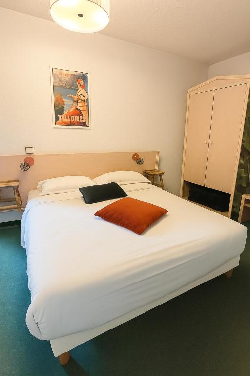 Postel nebo postele na pokoji v ubytování Hôtel de Genève et Restaurant , Faverges-Seythenex