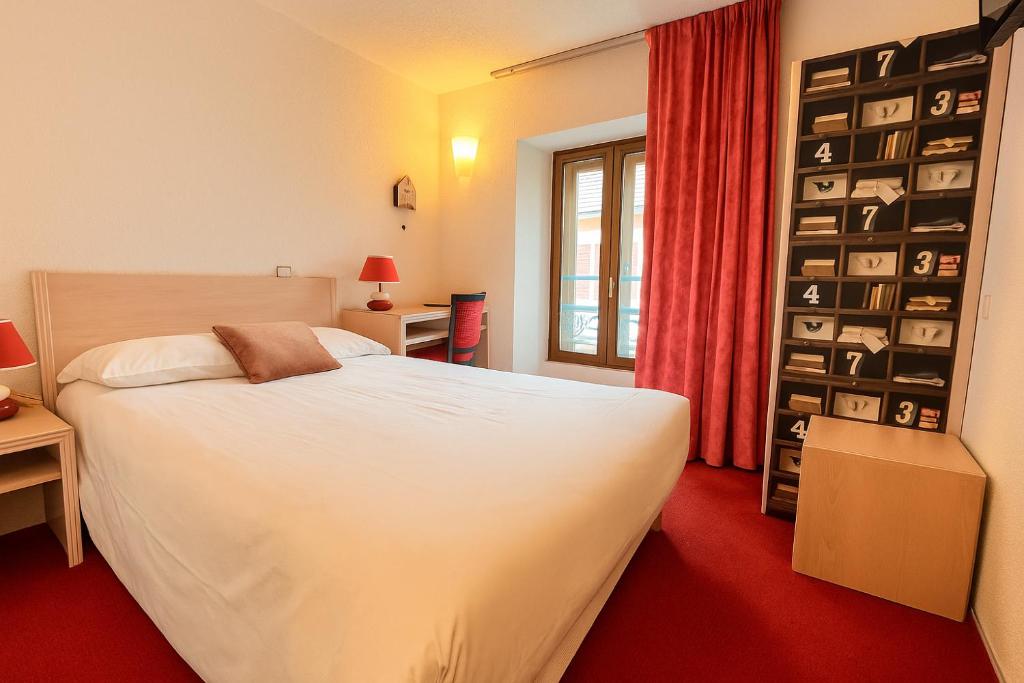 Postel nebo postele na pokoji v ubytování Hôtel de Genève et Restaurant , Faverges-Seythenex
