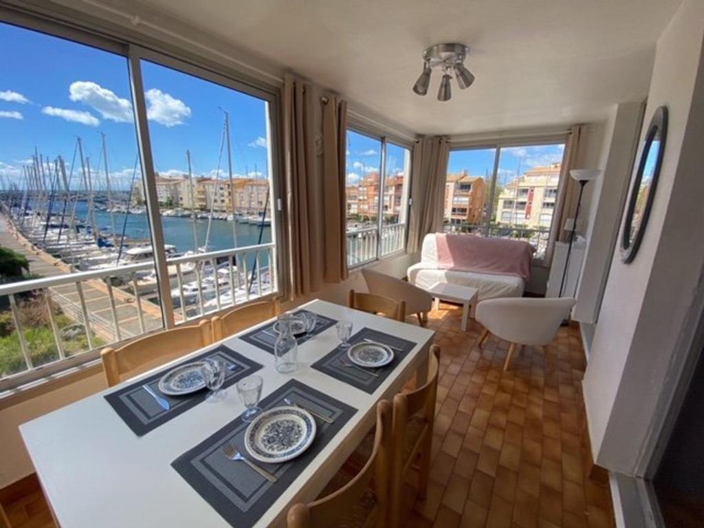 une salle à manger avec vue sur le port de plaisance dans l'établissement T2 cabine, parking privé, lave-linge, à 100m plage, pour famille - FR-1-702-15, au Cap d'Agde