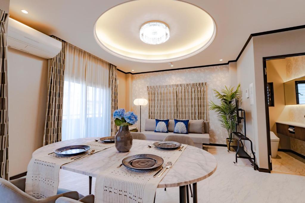 una sala de estar con una mesa y un sofá en 花音Kanon, en Osaka
