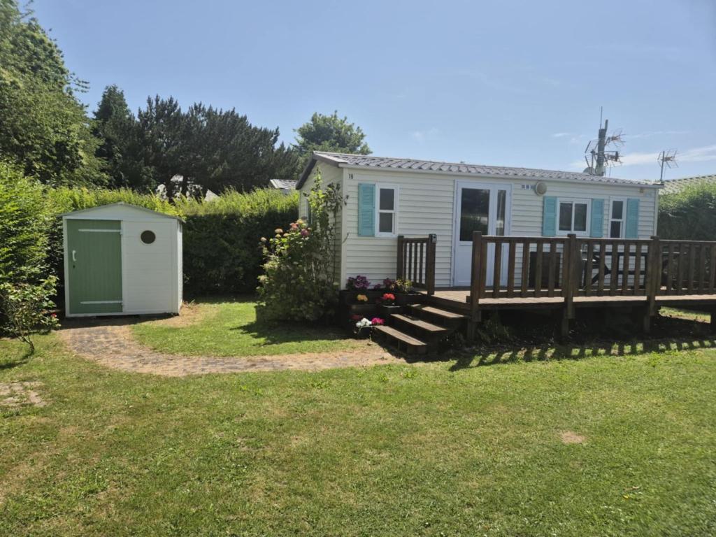 ein kleines Haus mit Terrasse und Garten in der Unterkunft Mobil-home 4 personnes in Bec-de-Mortagne
