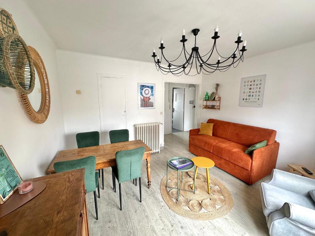 un salon avec une table et un canapé dans l'établissement Calme - À deux pas de la plage - 2 à 4 pers, à Berck-sur-Mer