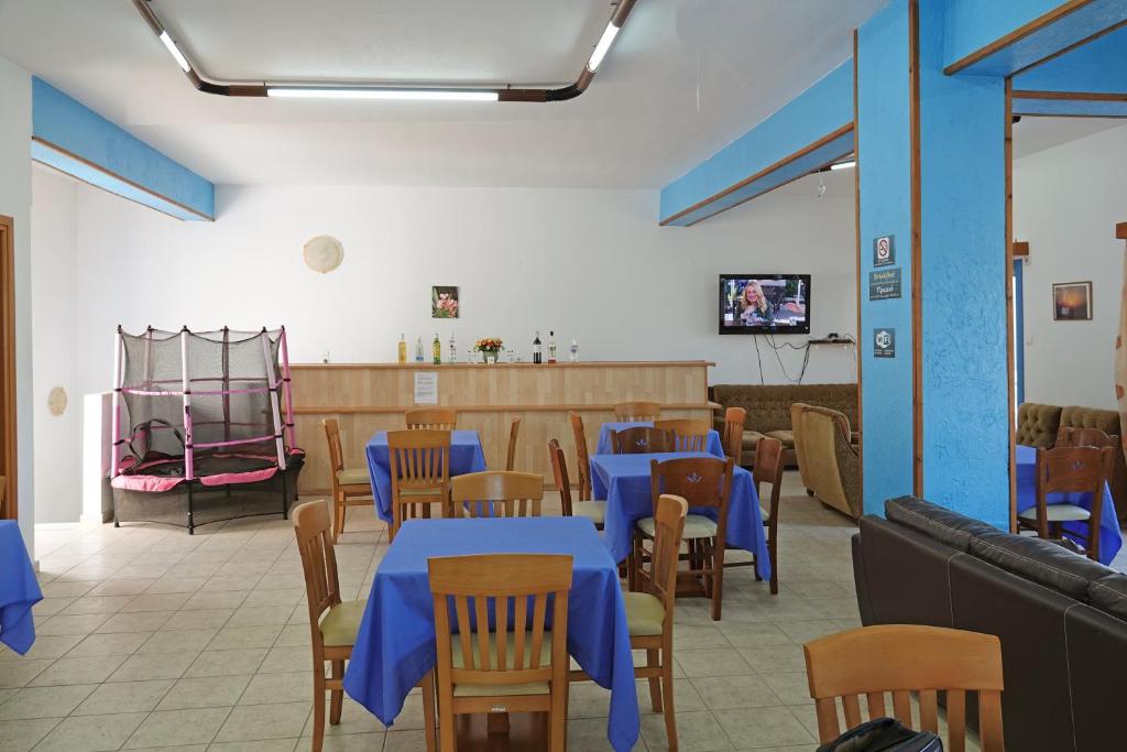 TV a/nebo společenská místnost v ubytování Aeriko Hotel Apartments
