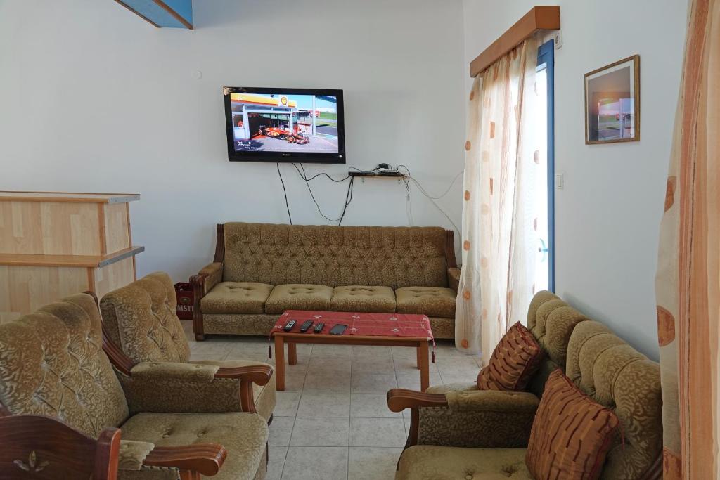 TV a/nebo společenská místnost v ubytování Aeriko Hotel Apartments