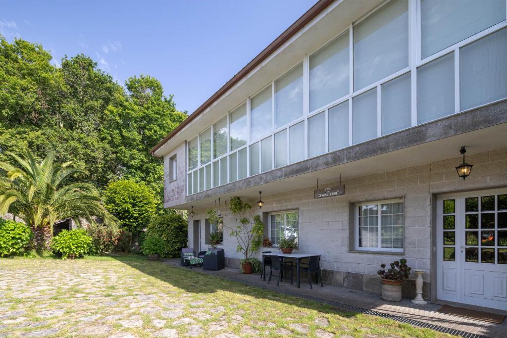 eine Außenansicht eines Hauses mit Garten in der Unterkunft Casa da Carballeira in A Estrada