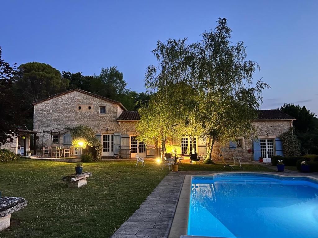 une maison avec une piscine devant une cour dans l'établissement Jasmin Cottage, à Montayral