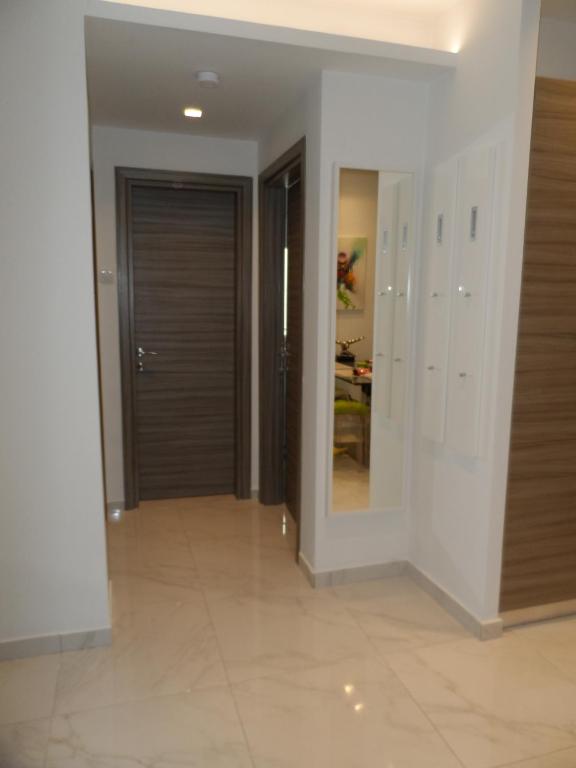 Laura White Tower Apartment - 12