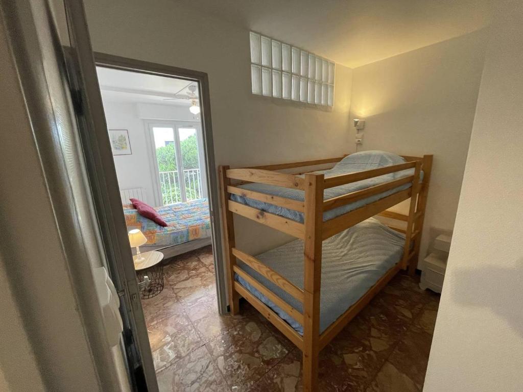 Łóżko lub łóżka w pokoju w obiekcie T2 cabine rénové, animaux admis, parking sécurisé, proche plage et port - Saint-Cyprien - FR-1-106-69
