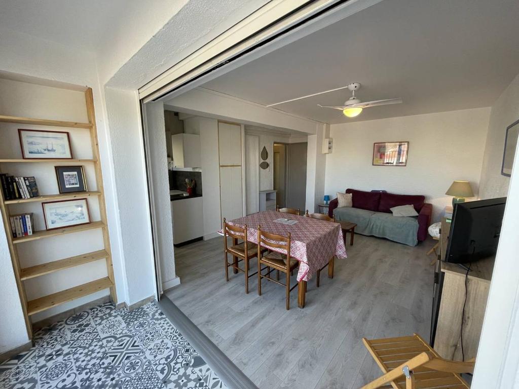 salon ze stołem i kanapą w obiekcie T2 cabine rénové, animaux admis, parking sécurisé, proche plage et port - Saint-Cyprien - FR-1-106-69 w mieście Saint-Cyprien