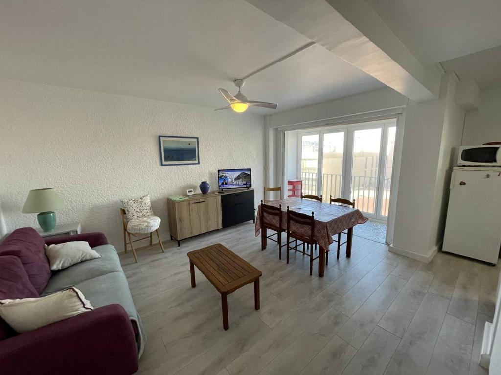 Kuchnia lub aneks kuchenny w obiekcie T2 cabine rénové, animaux admis, parking sécurisé, proche plage et port - Saint-Cyprien - FR-1-106-69
