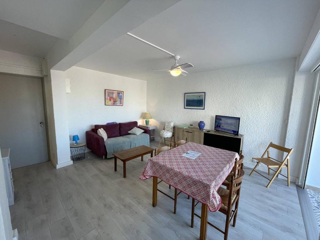 salon z kanapą i stołem w obiekcie T2 cabine rénové, animaux admis, parking sécurisé, proche plage et port - Saint-Cyprien - FR-1-106-69 w mieście Saint-Cyprien