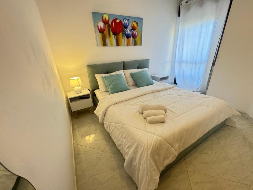 Un dormitorio con una cama grande con un cuadro en la pared. en Casa Ponticello, en Termini Imerese