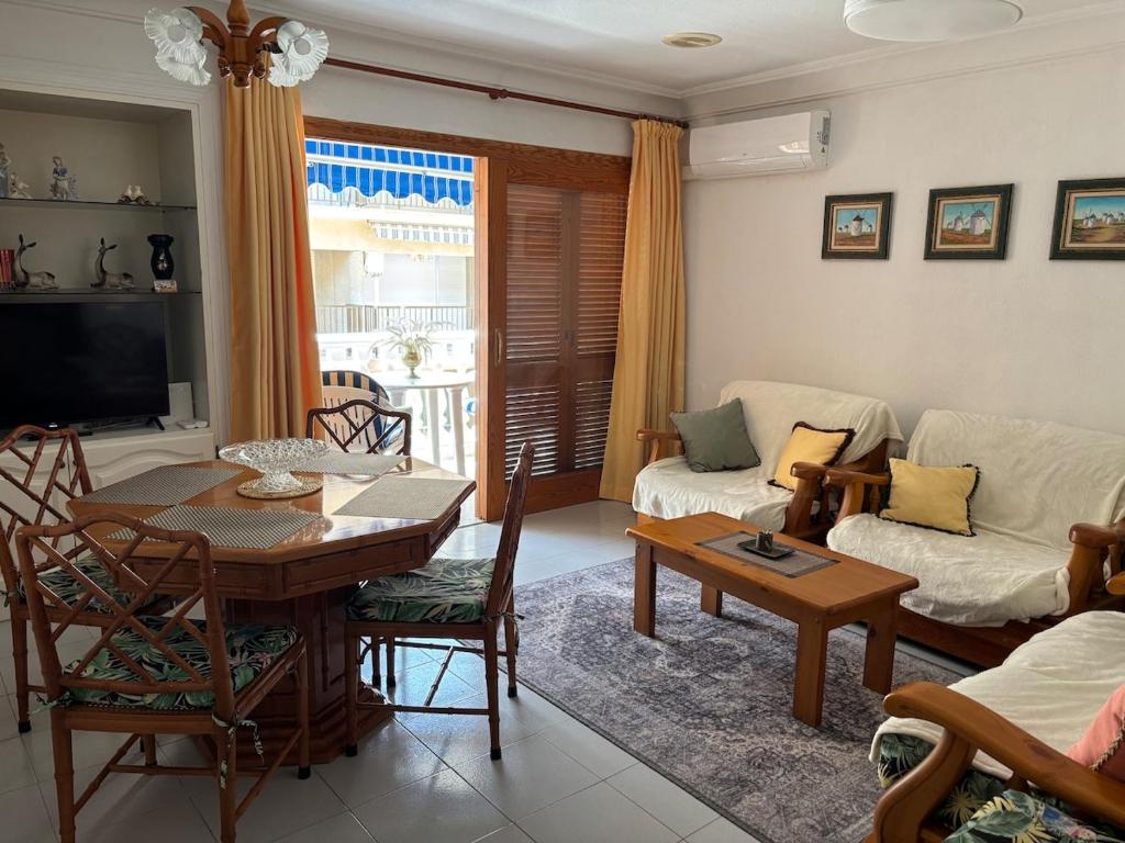 Et opholdsområde på Beachside Two-Bedroom Apartment