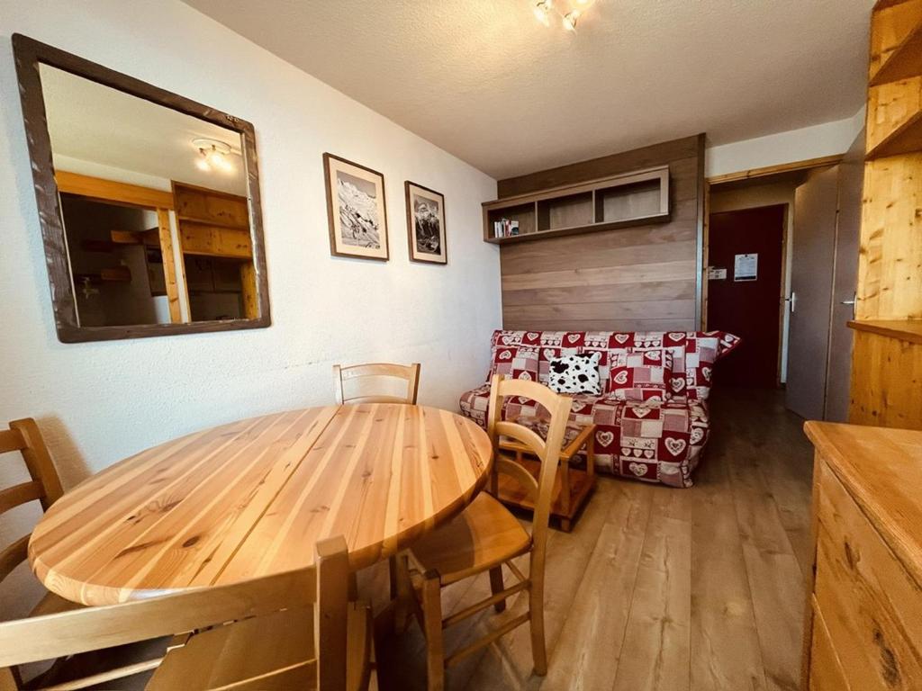 une salle à manger avec une table et des chaises en bois dans l'établissement Charmant T2 5 pers, skis aux pieds, balcon, ascenseur - Vallandry - FR-1-757-110, à Landry