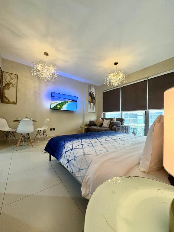 Postel nebo postele na pokoji v ubytování Luxurious Studio Pacific Al Marjan Island - beachfront property