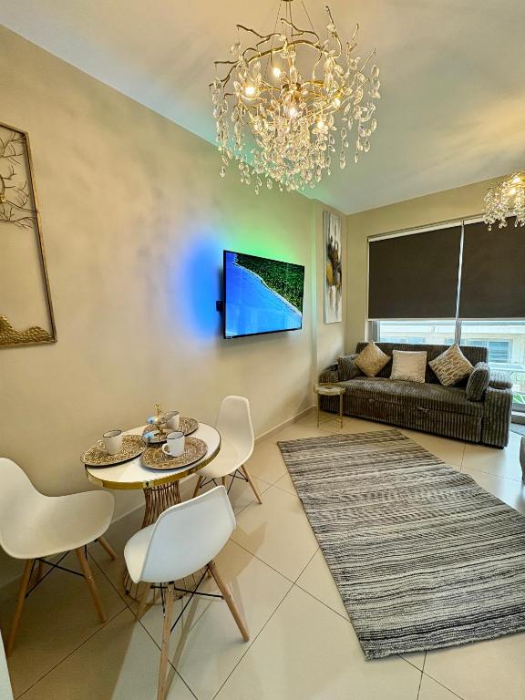 TV a/nebo společenská místnost v ubytování Luxurious Studio Pacific Al Marjan Island - beachfront property
