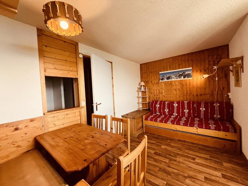 une salle à manger avec une table et des chaises rouges dans l'établissement Appartement pour 4 à Vallandry, accès direct aux pistes, balcon, animaux admis - FR-1-757-101, à Landry
