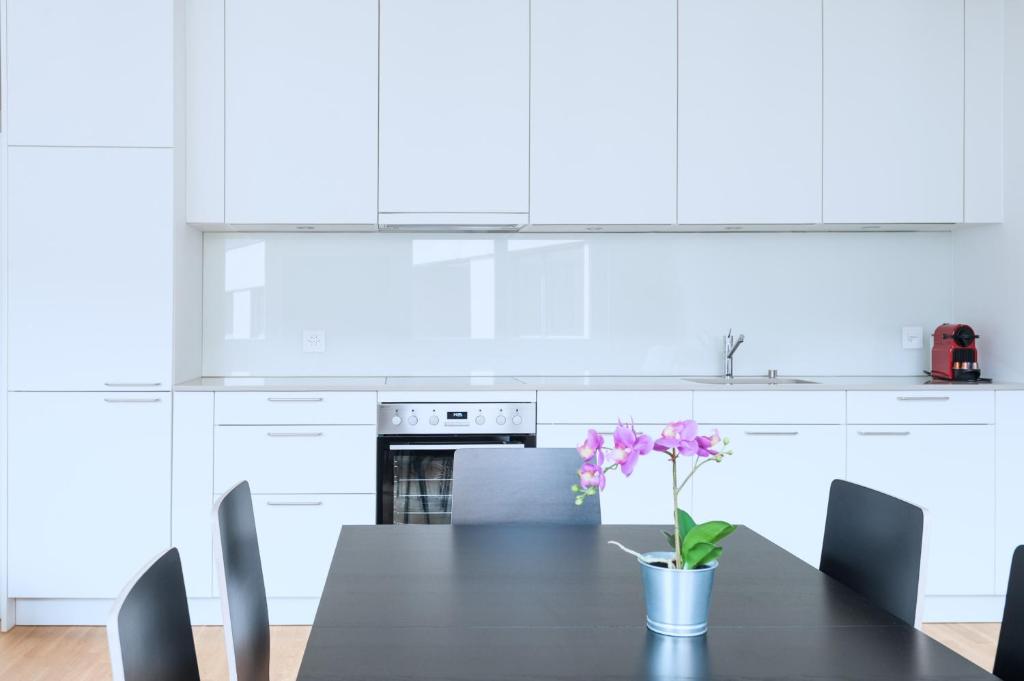 Kuchyň nebo kuchyňský kout v ubytování HITrental Messe Apartments