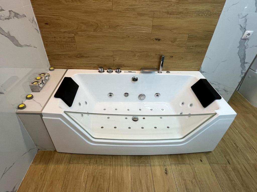 Loft con jacuzzi y piscina - imagen 1