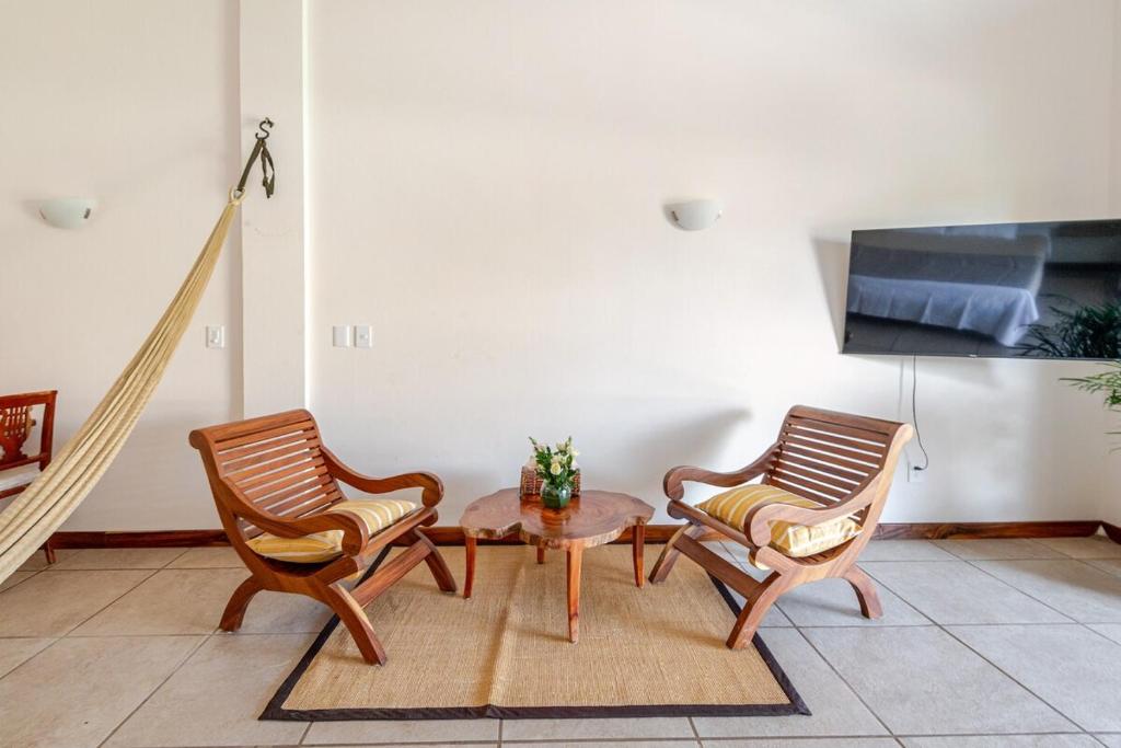 twee stoelen en een tafel in de woonkamer bij Casa Hibiscus Zaachila 2 A in Puerto Escondido