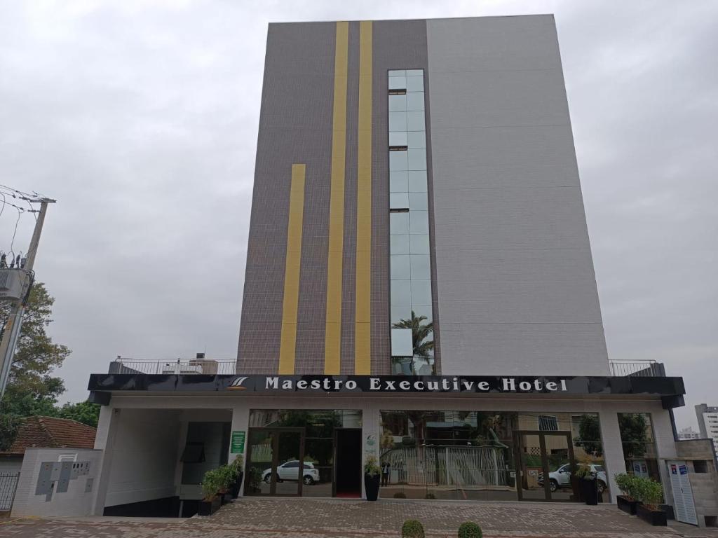 Un edificio con un enorme hotel ejecutivo. en HOTEL MAESTRO EXECUTIVE PATO BRANCO, en Pato Branco