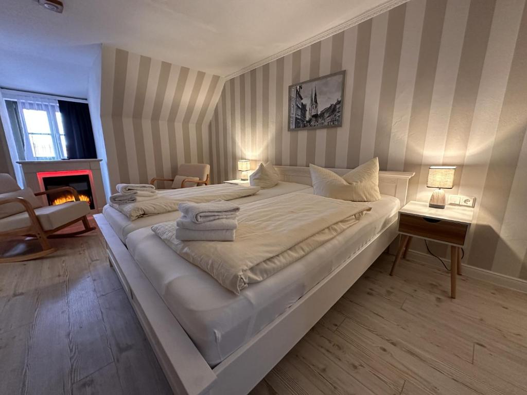 Postel nebo postele na pokoji v ubytování Hotel Zur Goldenen Sonne