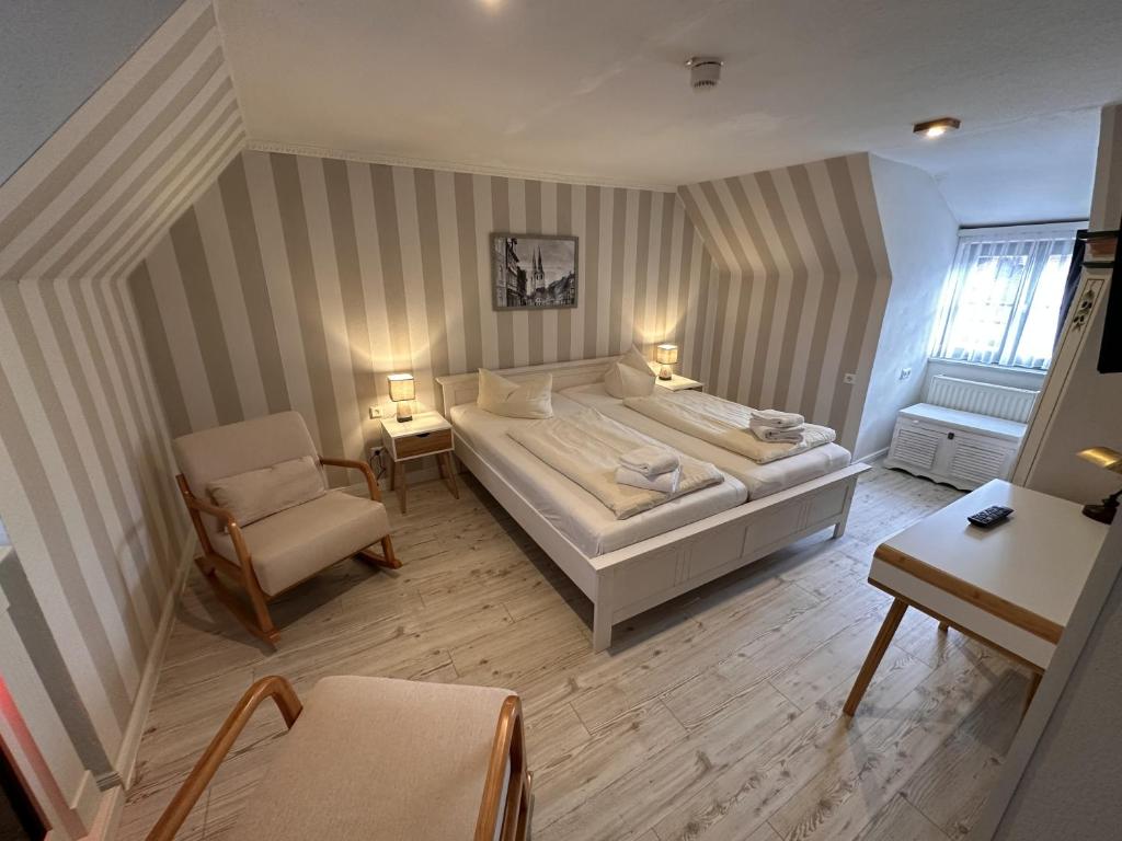 Postel nebo postele na pokoji v ubytování Hotel Zur Goldenen Sonne