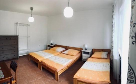 Postel nebo postele na pokoji v ubytování Bros