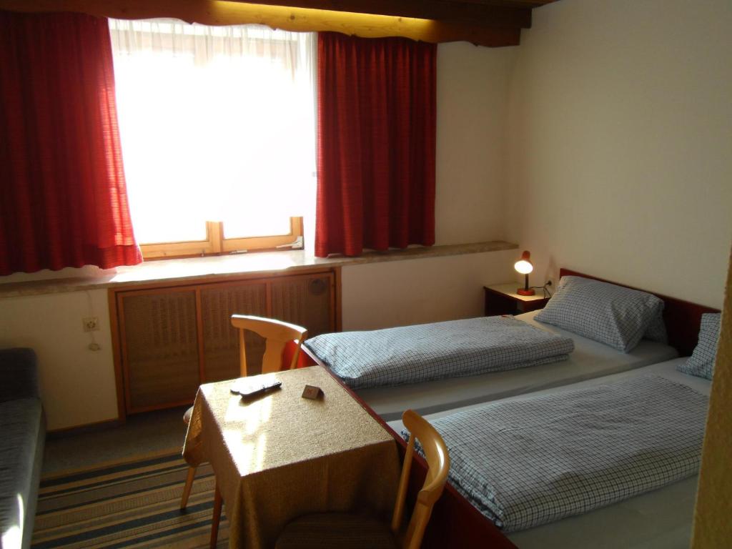 Postel nebo postele na pokoji v ubytování Hotel Gasthof zum Neubau