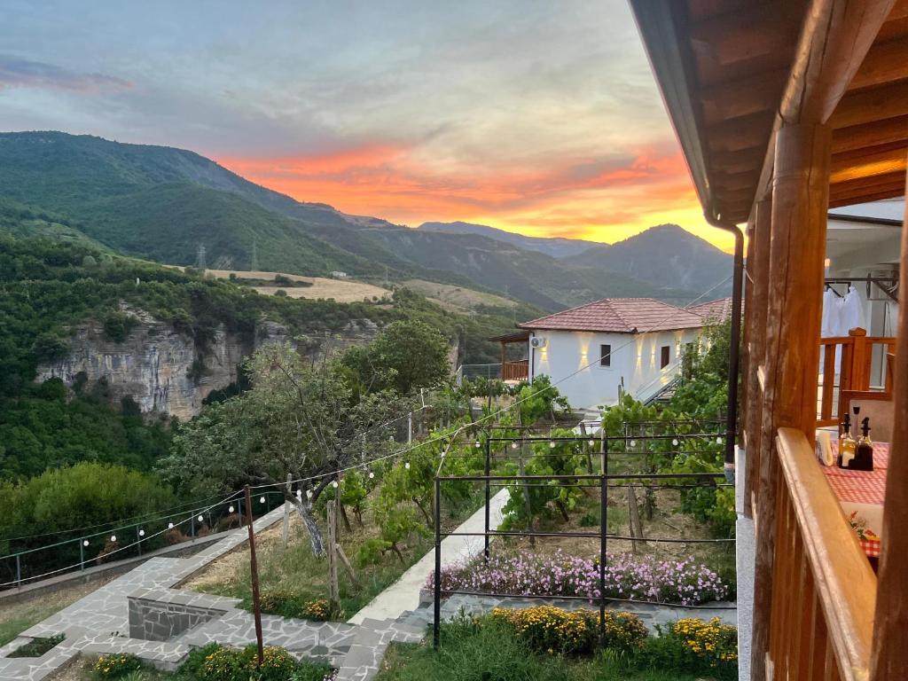 Peisaj natural din apropierea acestei pensiuni
