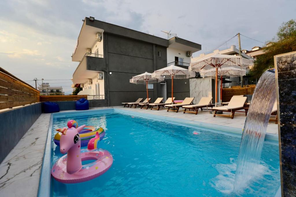 een zwembad met speelgoed in het water bij Vila Naço Ksamil in Ksamil