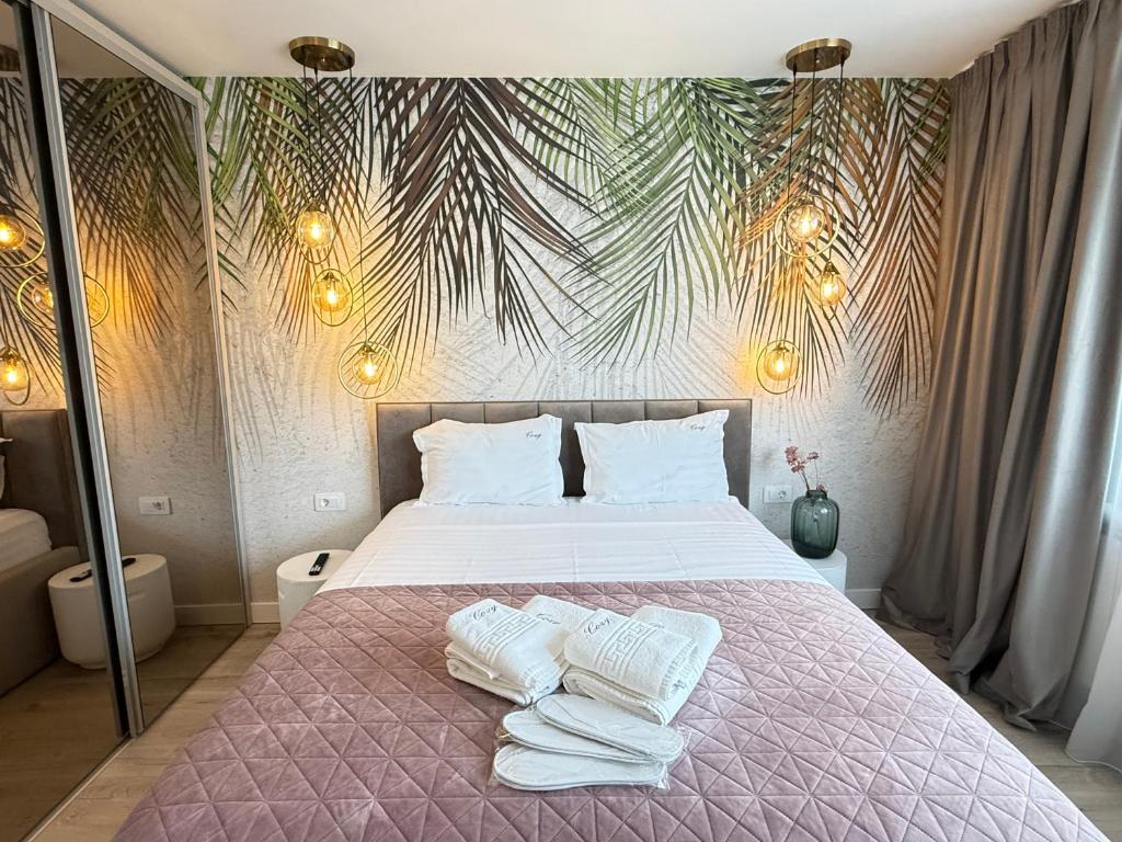 ein Schlafzimmer mit einem Bett, auf dem zwei Handtücher liegen in der Unterkunft COZY Aparthotel - Luxury Studios # Brasov in Braşov
