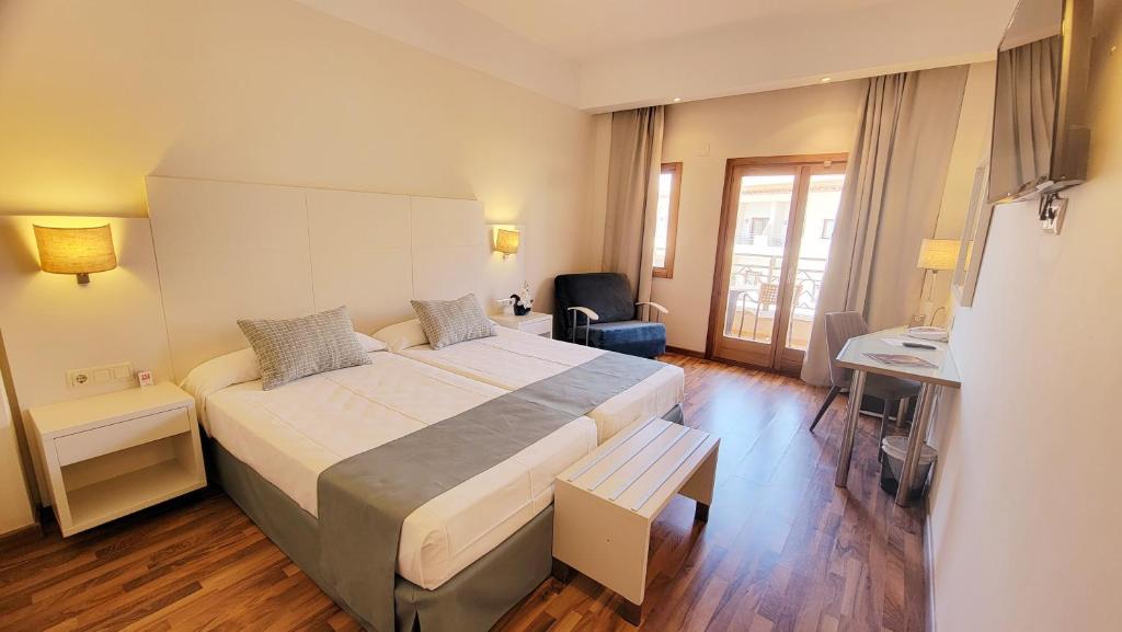 Postel nebo postele na pokoji v ubytování Hotel Monarque Costa Narejos