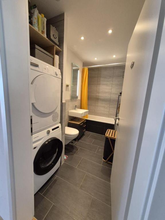 BASELiving Apartment 5 - 2 grosse Balkone - Bahnhof SBB - Resim 20