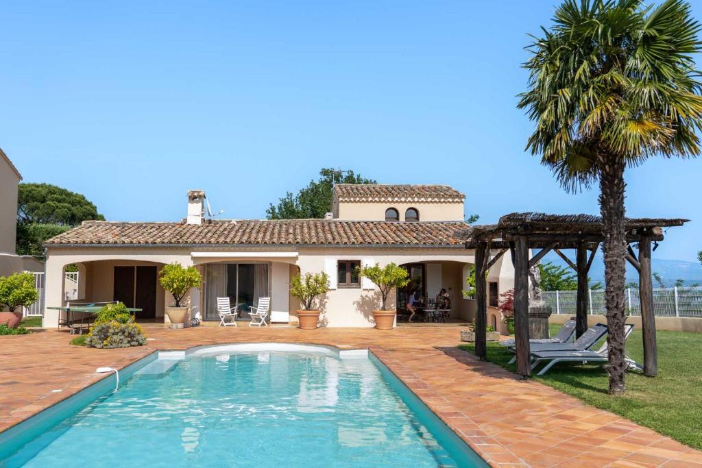 Bazén v ubytování Villa Lazuel, piscine privée chauffée, vue panoramique et jardin clos nebo v jeho okolí