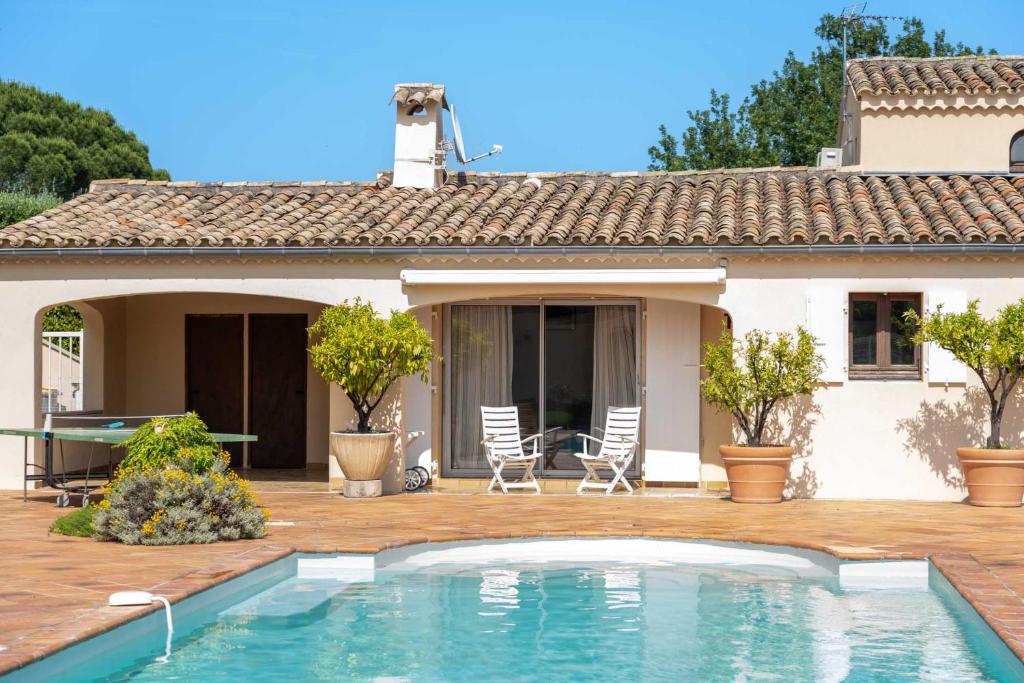 Bazén v ubytování Villa Lazuel, piscine privée chauffée, vue panoramique et jardin clos nebo v jeho okolí