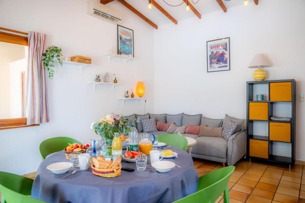 Posezení v ubytování Villa Lazuel, piscine privée chauffée, vue panoramique et jardin clos