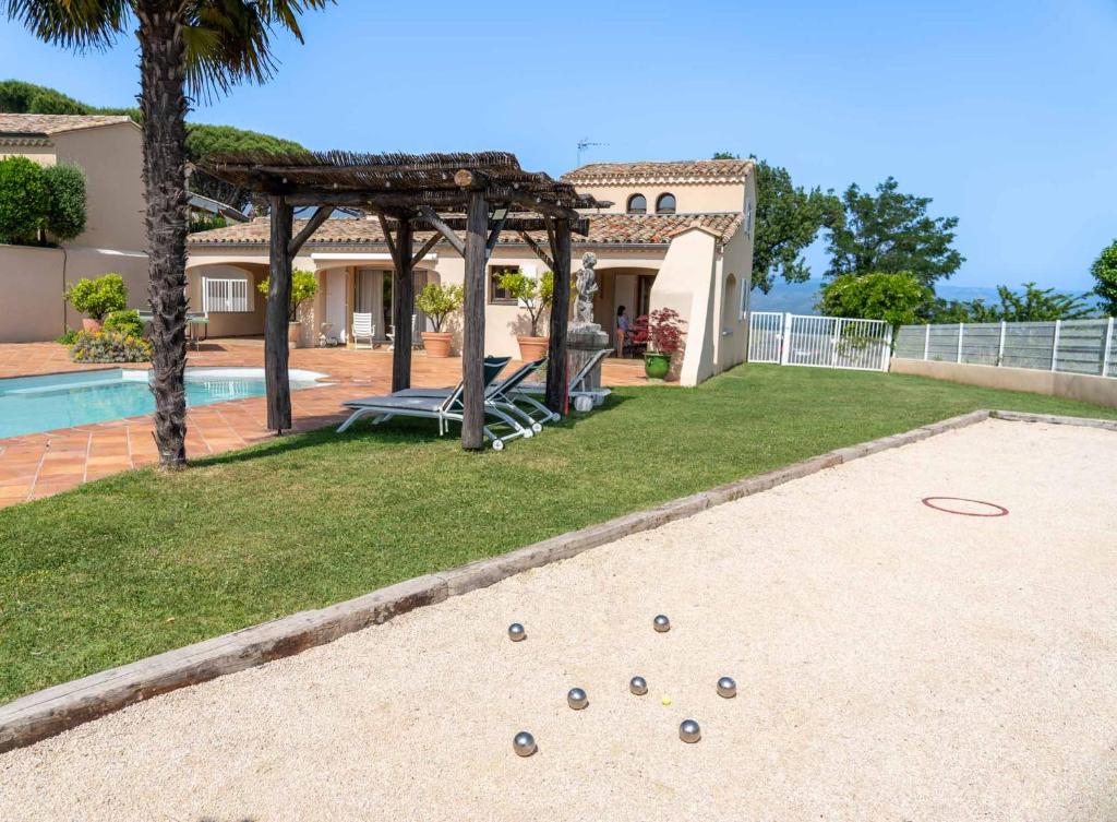 Bazén v ubytování Villa Lazuel, piscine privée chauffée, vue panoramique et jardin clos nebo v jeho okolí