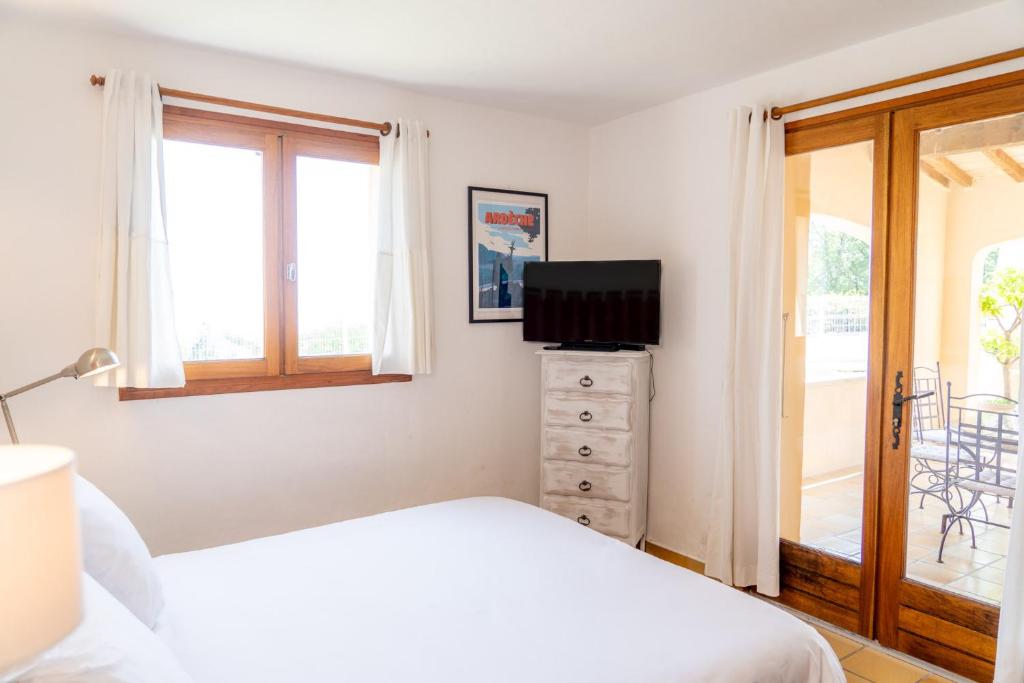 TV a/nebo společenská místnost v ubytování Villa Lazuel, piscine privée chauffée, vue panoramique et jardin clos