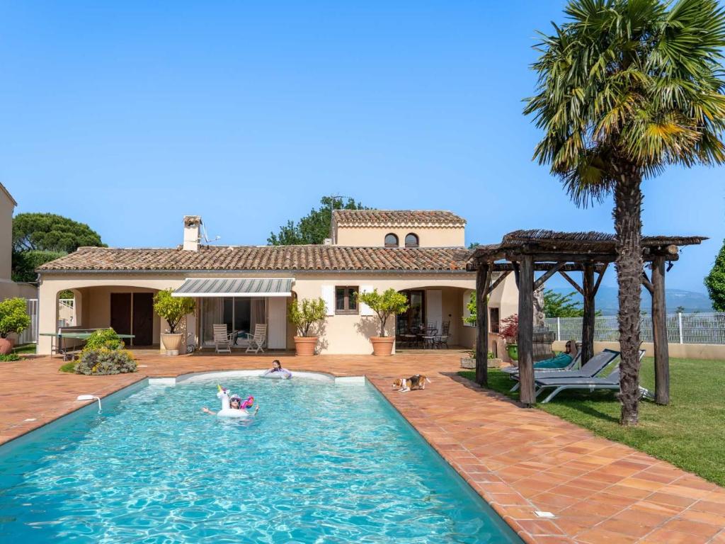 Bazén v ubytování Villa Lazuel, piscine privée chauffée, vue panoramique et jardin clos nebo v jeho okolí