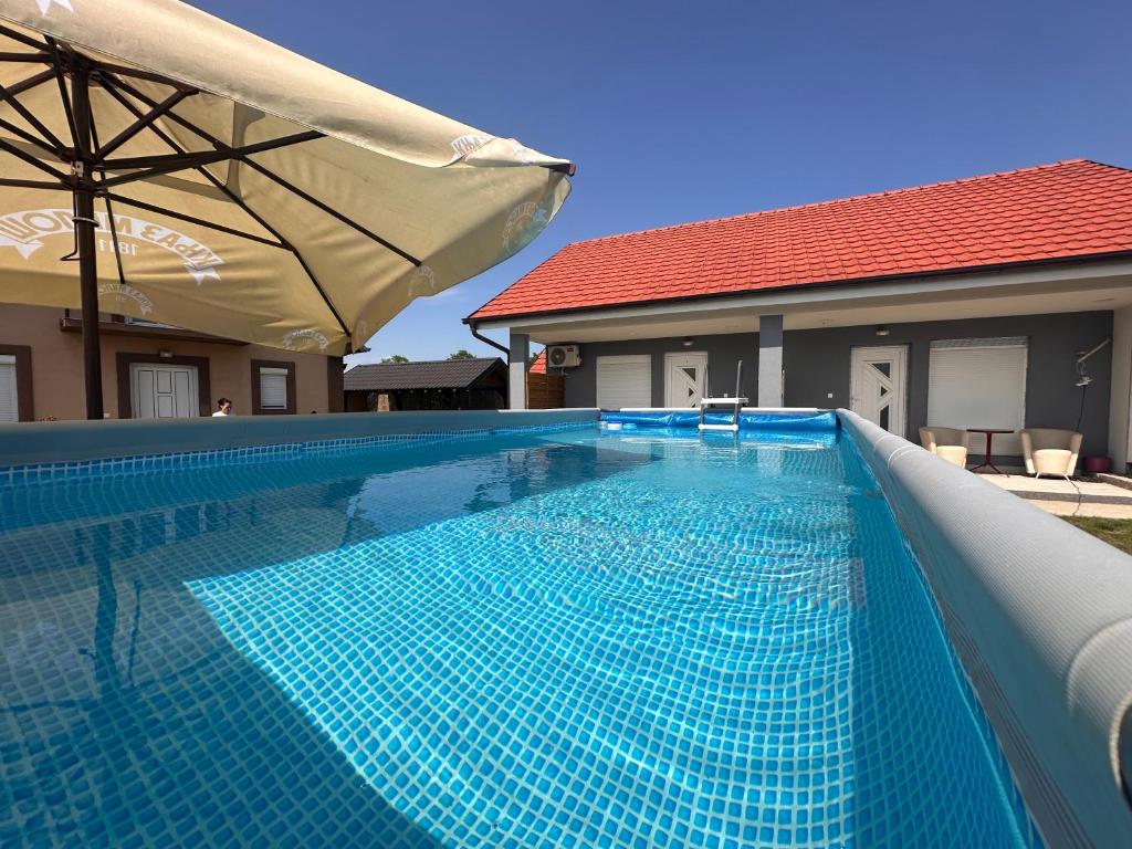 Bazén v ubytování Villa Popovic - apartments Fruska gora nebo v jeho okolí