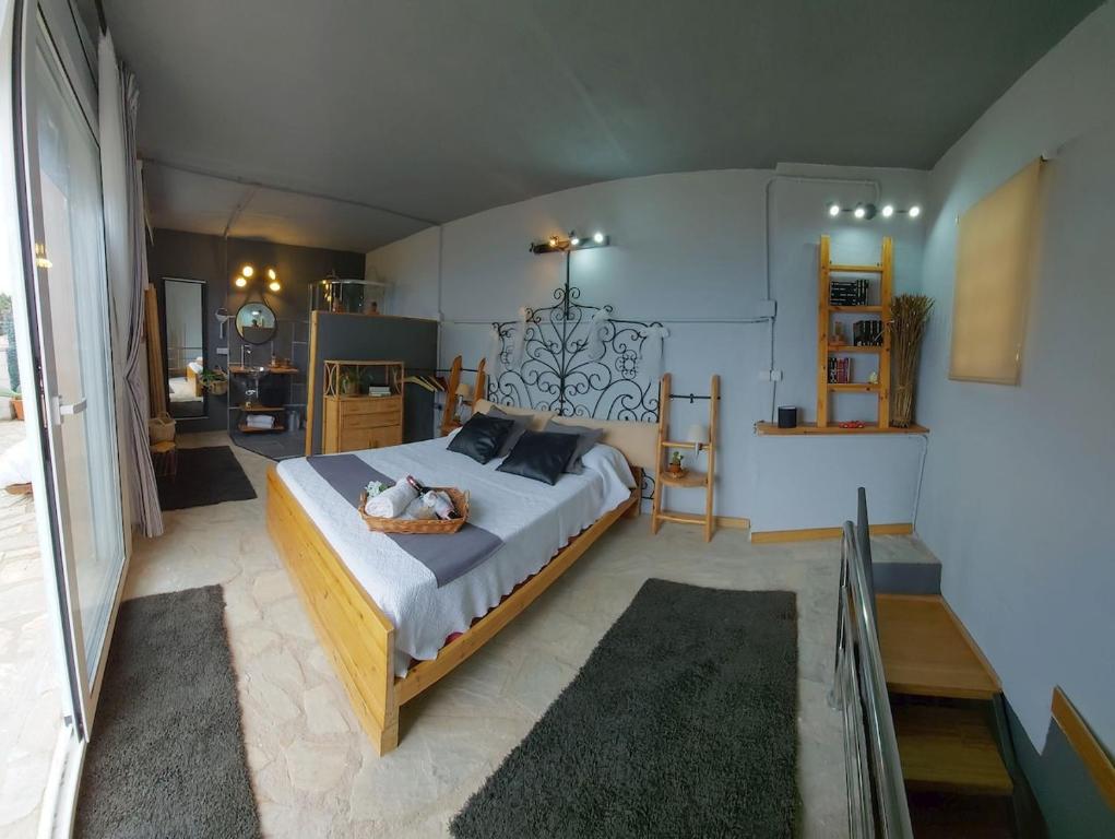 een slaapkamer met een groot bed in een kamer bij Anglada, Villa with a private pool and jacuzzi in Lloret de Mar